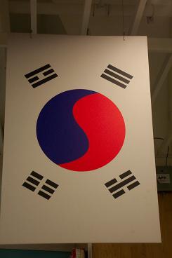 세로로 걸려 있는 태극기 잘못 걸린 줄 알았습니다. 